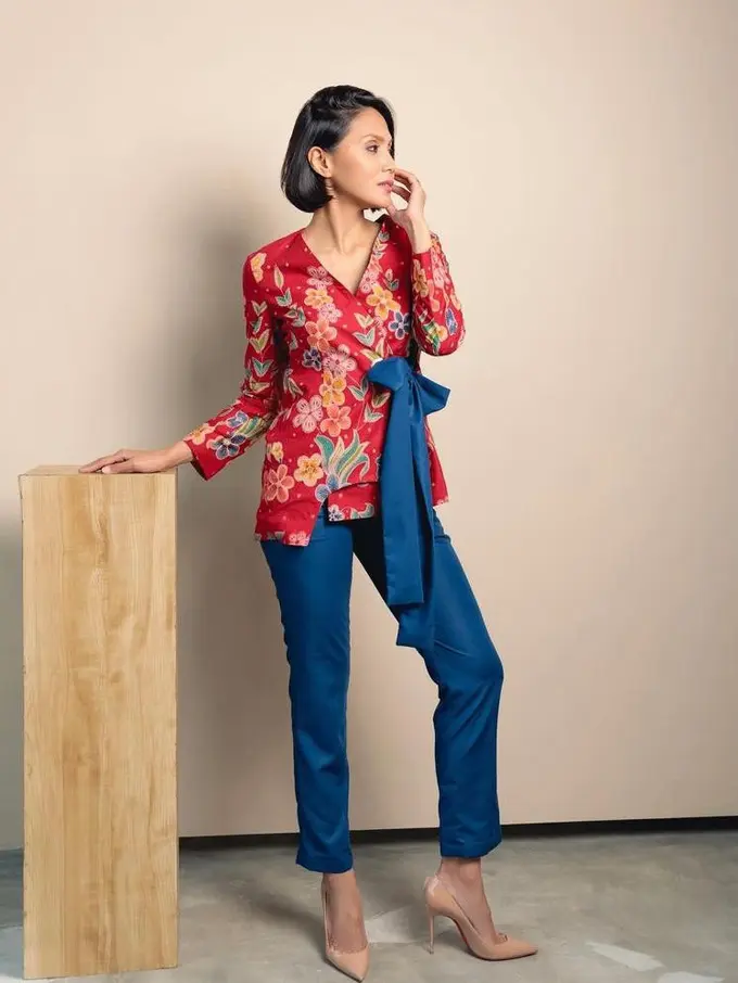 11 Model Atasan Batik Wanita Modern, Simple dan Modis untuk Kerja