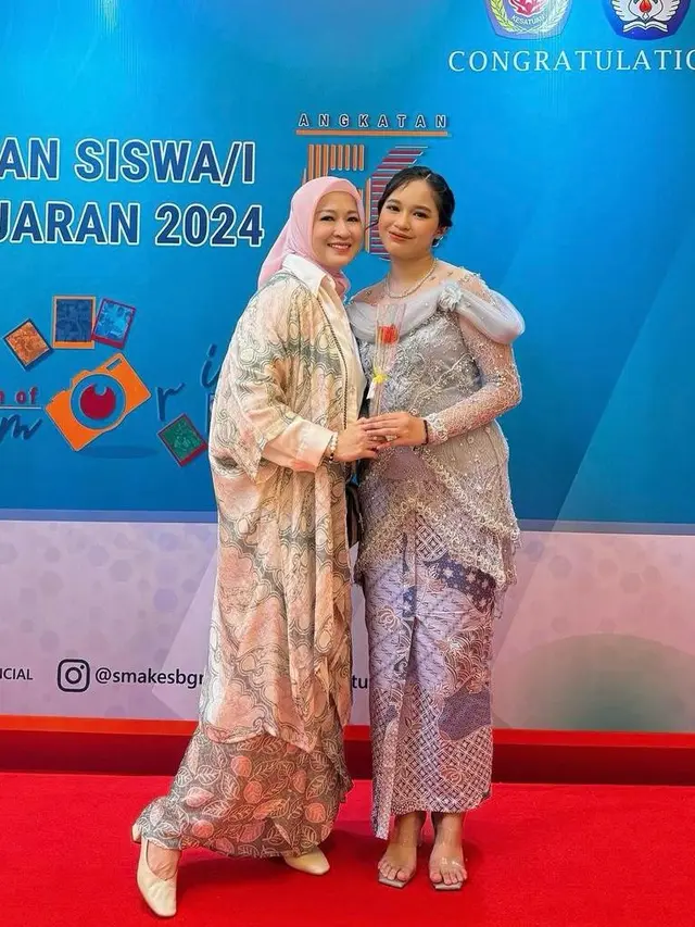 6 Potret Wisuda Shakiena Azalea Putri Pasha Ungu yang Dihadiri Okie Agustina dan Adelia, Kompak Berbusana Pastel