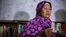 Narsiah, ibu kandung Wanipah menyampaikan permohonan bantuan kepada Presiden Jokowi terkait ancaman hukuman mati TKI Wanipah di Tiongkok, di Kantor Sekretariat Serikat Pekerja Indonesia Luar Negeri (SPILN), Minggu (17/5). (Liputan6.com/Faizal Fanani)