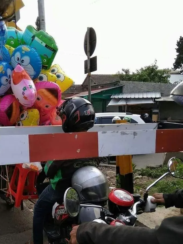 10 Momen Orang Terjebak Palang Pintu Kereta Ini Enggak Patut Ditiru