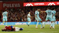Sergi Roberto dari Barcelona, kanan, merayakan gol kedua timnya dalam pertandingan sepak bola La Liga Spanyol antara Granada dan Barcelona di Stadion Los Carmanes di Granada, Spanyol, Minggu, 8 Oktober 2023. (AP Photo/Fermin Rodriguez)