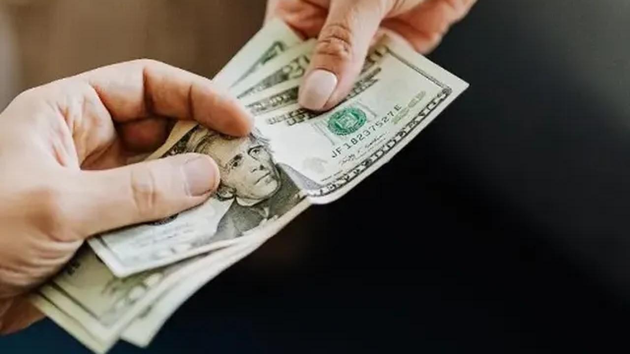 Deretan negara yang memiliki upah minimum paling tinggi:

1. Luksemburg - USD2.140 atau Rp31.351.000 
2. Australia - USD2.022 atau Rp29.622.300 
3. Belanda - USD1.895 atau Rp27.761.750 4. Selandia Baru - USD1.866 atau