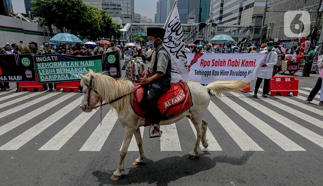 Sejumlah ormas Islam menggelar aksi kecam pernyataan Presiden Prancis di kawasan Sarinah, Jakarta, Rabu (4/11/2020). Dalam aksi unjuk rasa tersebut mereka mengecam pernyataan Presiden Prancis Emmanuel Macron yang diaanggap menghina Islam dan Nabi Muhammad. (Liputan6.com/Faizal Fanani)