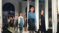 Fashion Nation 2018 dibuka dengan penampilan dari tiga desainer kenamaan di Indonesia, yaitu Tri Handoko, Mel Ahyar, dan Priyo Oktaviano. Penasaran?