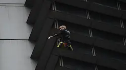 Alain Robert saat berusaha memanjat Menara Internasional GT berlantai 47 di Makati City, Manila, Filipina (29/1). Alain yang dikenal sebagai "The French Spiderman" kembali memanjat gedung pencakar langit di Filipina. (AFP Photo/Ted Aljibe)