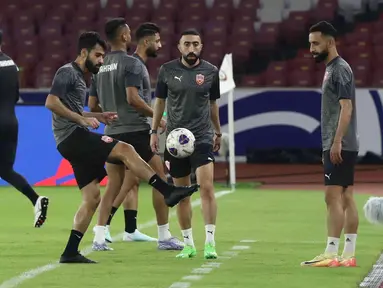 Pemain Timnas Bahrain melakukan sesi latihan resmi jelang pertandingan lanjutan Grup C Kualifikasi Piala Dunia 2026 zona Asia di Stadion Utama Gelora Bung Karno, Senayan, Jakarta, Senin (24/3/2025). (Liputan6.com/Angga Yuniar)