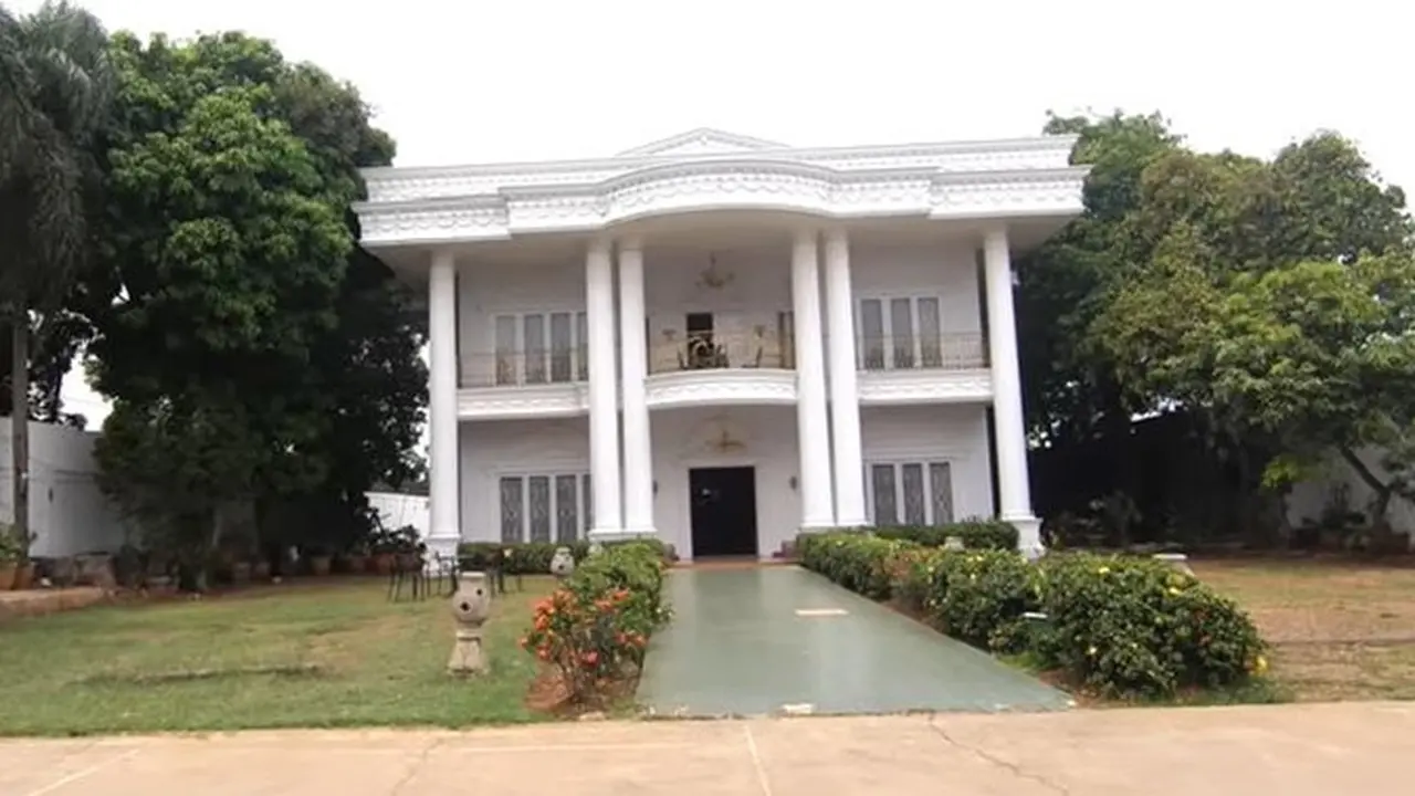 Sering Jadi Lokasi Syuting Sinetron, Ini 6 Potret Rumah Legendaris Genta Buana yang Megah