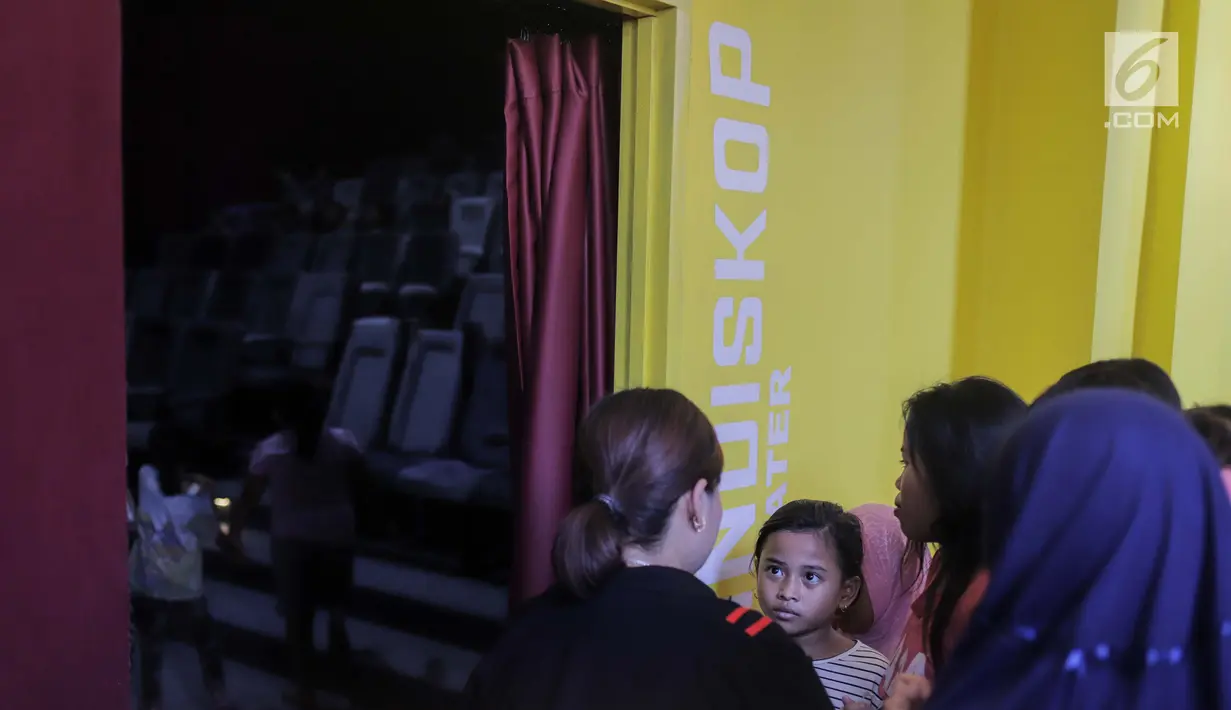 Anak-anak mengantre untuk masuk kedalam Indiskop atau Bioskop Rakyat di dalam Pasar Jaya Teluk Gong, Jakarta Utara, Rabu (3/6/2019). Bioskop ini ada dua teater dengan masing-masing mempunyai kapasitas 128 kursi dengan 6 speaker, 3 pendingin ruangan (AC) dan 1 proyektor. (Liputan6.com/Faizal Fanani)