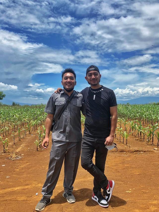 Disebut Mirip Aldebaran, Ini 6 Potret Dede Fajar Kurniawan Adik Bungsu Denny Cagur