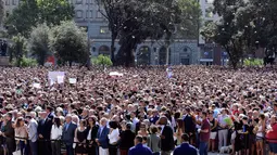 Ribuan orang mengheningkan cipta untuk memberi penghormatan kepada korban serangan Barcelona, Spanyol (18/8). Serangan mobil van itu menewaskan 13 orang, dan melukai 100 lainnya. (AFP Photo/Javier Soriano)