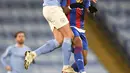 Bek Manchester City, Ruben Dias berebut bola dengan pemain Crystal Palace, Jordan Ayew  pada pertandingan lanjutan Liga Inggris di Stadion Etihad, Senin (18/1/2021).  Crystal Palace menempati posisi ke-13 setelah mengoleksi 23 poin. (Peter Powell/Pool via AP)