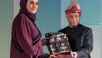 Aisha Ghanem Al Attiya, Direktur Diplomasi Budaya Qatar Museums bertukar cinderamata dengan Duta Besar Indonesia untuk Qatar Ridwan Hassan. (dok. Qatar Museums)