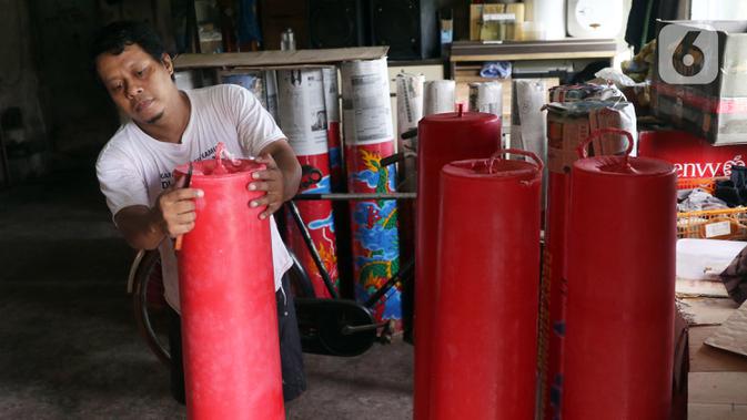 Pekerja merapikan lilin untuk perayaan Tahun Baru Imlek di Tangerang, Banten, Kamis (4/2/2021). Pandemi COVID-19 tahun ini berdampak pada permintaan lilin Imlek yang biasanya ditulisi doa dan harapan dalam bahasa Mandarin tidak seramai tahun sebelumnya. (Liputan6.com/Angga Yuniar)