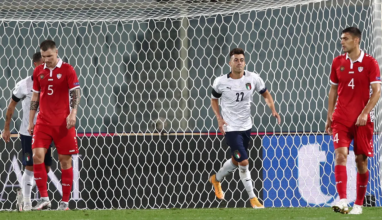 Penyerang Italia, Stephan El Shaarawy berselebrasi setelah mencetak gol selama pertandingan persahabatan melawan Moldova di stadion Artemio-Franchi di Florence, Tuscany (7/10/2020). Italia menang besar 6-0 atas Moldova. (AFP/Isabella Bonotto)