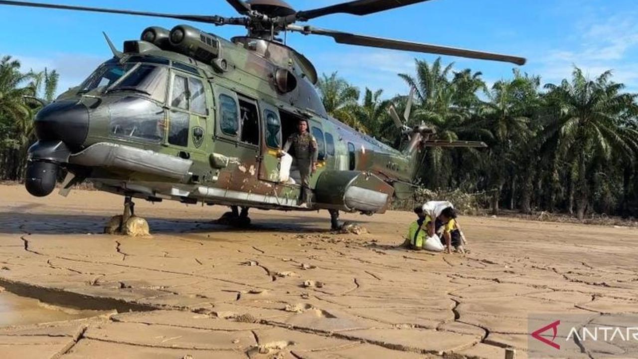 Helikopter TNI AU Terobos Lumpur Tebal Demi Sukseskan Bantuan Logistik Aceh Tamiang