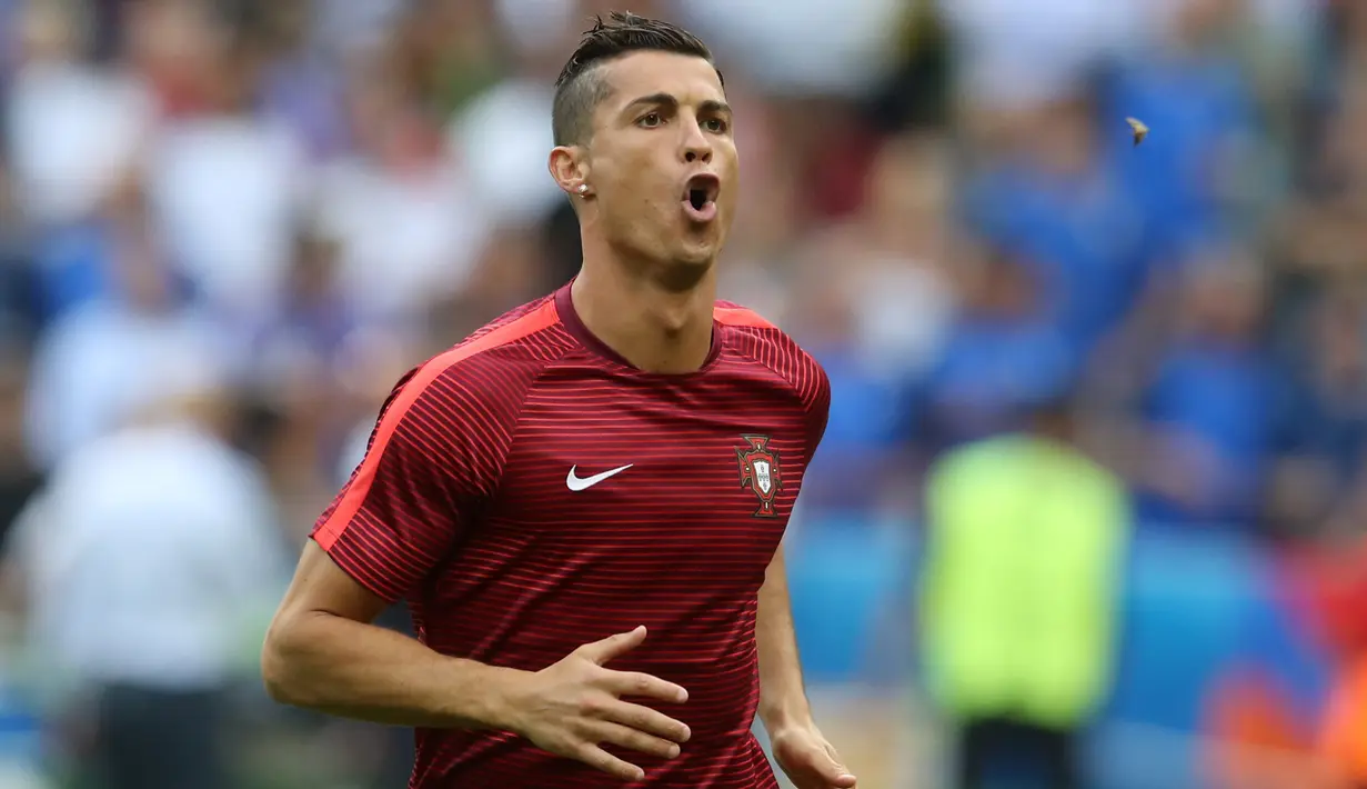 Seekor ngengat terlihat terbang di dekat mulut Cristiano Ronaldo saat pertandingan Portugal kontra Prancis pada ajang EURO 2016 silam. Kejadian tersebut lantas dijadikan parodi oleh warganet dengan sebutan "Ngengat Ronaldo". (AP Photo/Petr David Josek)