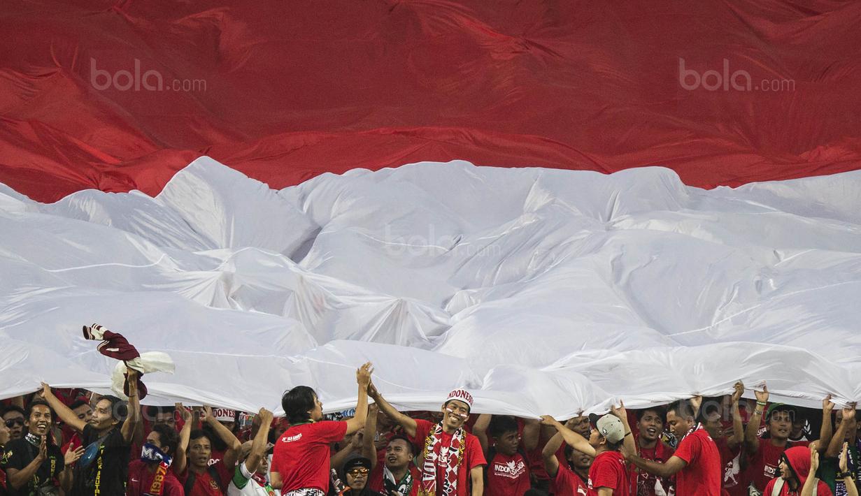 Suporter Indonesia membentangkan bendera raksasa saat melawan Filipina pada laga SEA Games di Stadion Shah Alam, Selangor, Kamis (17/8/2017). Indonesia menang 3-0 atas Filipina. (Bola.com/Vitalis Yogi Trisna)