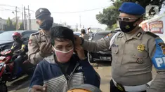 Anggota polisi dari Polsek Parung membantu memasangkan masker kepada pengendara sepeda motor di depan Polsek Parung, Kabupaten Bogor, Jawa Barat, Rabu (2/9/2020). Pembagian masker gratis setiap usai apel ini inisiatif anggota sejak masa pandemi COVID-19. (merdeka.com/Dwi Narwoko)