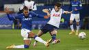 Striker Everton, Dominic Calvert-Lewin (kiri) melepaskan tendangan dibayangi bek Tottenham Hotspur, Ben Davies dalam laga babak kelima Piala FA 2020/21 di Goodison Park, Rabu (10/2/2021). Everton menang 5-4 (4-4) atas Tottenham melalui extra time. (AFP/Clive Brunskill/Pool)