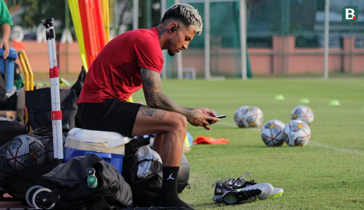 Pemain Timnas Indonesia, Stefano Lilipaly melihat gawainya saat melakukan latihan menjelang laga FIFA Matchday melawan Palestina di Lapangan Thor, Surabaya, Rabu (7/6/2023) sore WIB. Sebanyak tujuh pemain tambahan meliputi Edo Febriansyah, Marc Klok, Ricky Kambuaya, Rachmat Irianto, Marselino Ferdinan, Ernando Ari, dan Stefano Lilipaly yang ikut bergabung pada latihan hari kedua ini. (Bola.com/Wahyu Pratama)