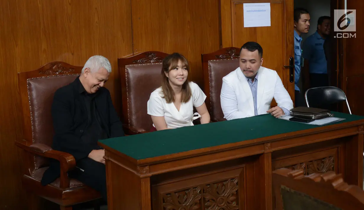 Gisella Anastasia (tengah) saat menghadiri sidang cerai dengan Gading Marten di Pengadilan Negeri Jakarta Selatan, Rabu (23/1). Dalam sidang terungkap bahwa Gisella dan Gading terbukti mengalami percekcokan terus menerus. (Kapanlagi.com/Bayu Herdianto)