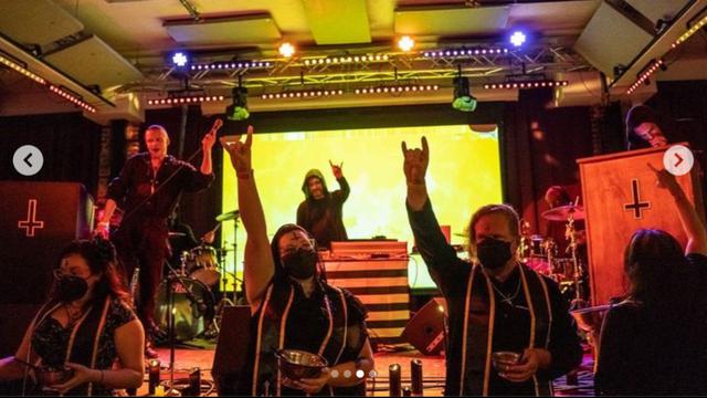 Kelompok musik Satanic Planet.