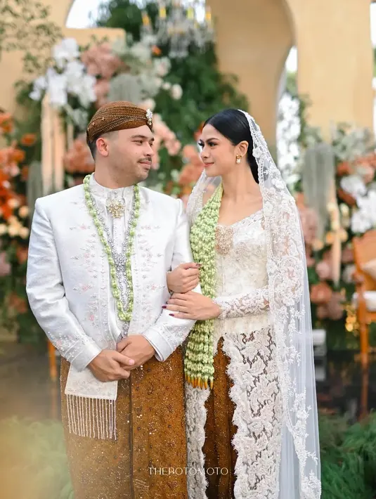 Tanpa paes, Hana melengkapi penampilannya dengan tatanan rambut sanggul rendah yang dihiasi ronce melati dan veil panjang warna putih. [Foto: IG/@thepotomoto].