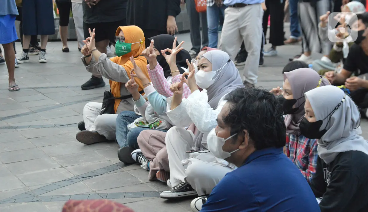 Teman tuli memberi arahan saat sesi belajar bahasa isyarat di Festival #IniJakarta2022, Kota Tua, Jakarta, Minggu (18/9/2022). Komunitas Tuli SilangHub mengajak pengunjung ngobrol bareng dan belajar bahasa isyarat dengan teman tuli.(Liputan6.com/Magang/Aida Nuralifa)