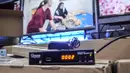 Set Top Box (STB) TV Digital terpasang di salah satu toko kawasan Glodok, Jakarta Barat, Kamis (3/11/2022). Penjualan STB TV Digital mengalami peningkatan hingga 60 persen usai pemerintah melalui Kementerian Komunikasi dan Informasi (Kominfo) secara resmi menghentikan siaran TV Analog atau Analog Switch Off (ASO) Jabodetabek pada 2 November 2022. (merdeka.com/Iqbal S. Nugroho)
