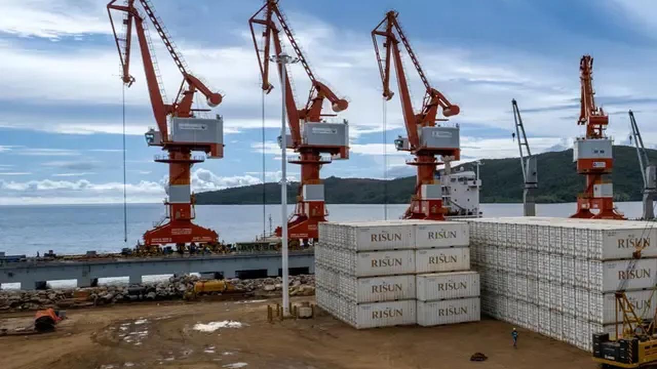 "Kemudian meningkatnya itu multi dimensi, penurunan harga komoditas dunia dan terkait isu decarbonisation dan green trade," pungkasnya.