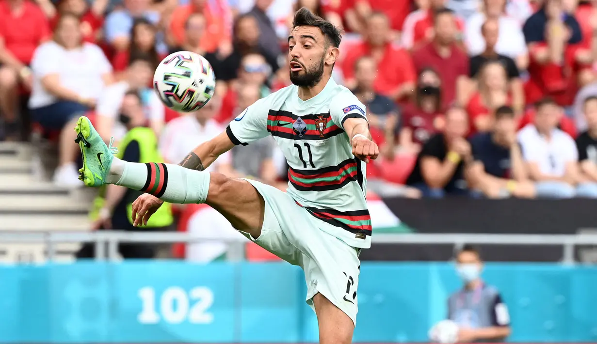 Bruno Fernandes. Gelandang Timnas Portugal ini baru berpartisipasi dalam satu edisi Piala Dunia, yaitu Piala Dunia 2018 di Rusia. Ia hanya tampil dua kali dan belum mencetak satu gol pun. (AFP/Pool/Attila Kisbenedek)