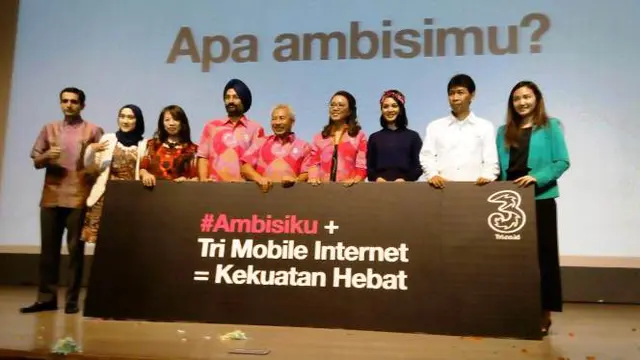 Jajaran direksi PT Hutchison 3 Indonesia (tengah) saat jumpa pers 9 Tahun Tri Indonesia di Jakarta, Rabu (30/3/2016)