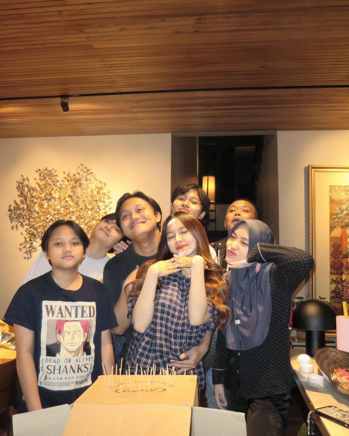 7 Potret Jeffry Reksa Bareng Keluarga Putri Delina, Sudah Akrab - Perlihatkan Kedekatan dengan Mahalini Juga