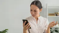 ilustrasi&nbsp;perempuan&nbsp;yang bermain&nbsp;sosial media/copyright&nbsp;freepik.com/freepik