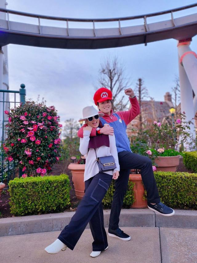 Jadi Mario Bros, 7 Potret Liburan Reino Barack dan Syahrini di Taman Bermain