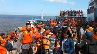 Penumpang Kapal Dharma Ferry 2 yang Kandas di Ketapang dievakusi dengan selamat. (Istimewa)