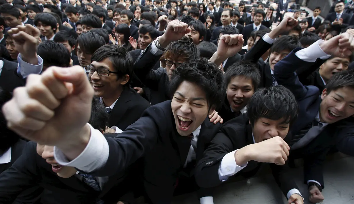 Mahasiswa Jepang meneriakan slogan jelang mengikuti acara bursa kerja di sebuah teater terbuka di Tokyo (25/2). Tujuan acara ini mendorong semangat sekolah dan mahasiswa sebelum mencari kerja. (REUTERS/Issei Kato)