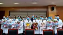 Staf medis dari Rumah Sakit Umum Rakyat Keempat Provinsi Qinghai berfoto di Xining, Provinsi Qinghai, China barat laut (21/2/2020). Sejauh ini, total 18 orang yang dipastikan terinfeksi coronavirus di provinsi tersebut berhasil disembuhkan dan diizinkan meninggalkan rumah sakit. (Xinhua/Zhang Long)