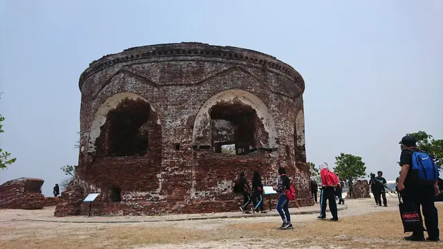 Kisah Pulau Kelor, Puing Benteng Martello, dan Makam Terpendam