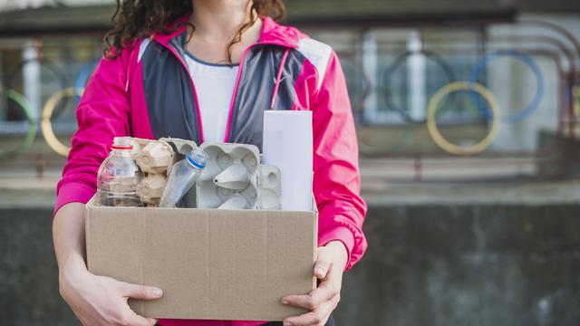 Ilustrasi membuang sampah