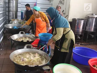 Bunyi perkakas dapur bersahutan bersamaan dengan kesibukan Sony di salah satu sudut kompleks Masjid Istiqlal, Jakarta Pusat. S
