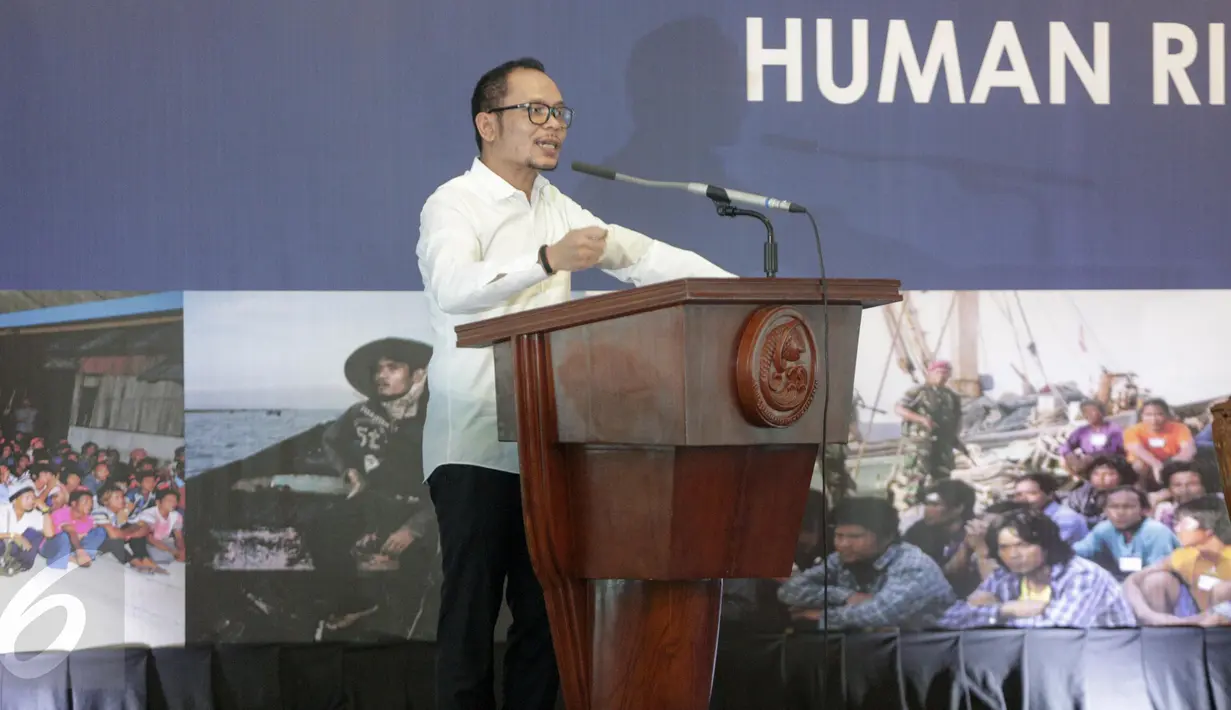 Menteri Ketenagakerjaan Hanif Dhakiri memberikan sambutan dalam Konferensi Internasional Proteksi HAM Industri Perikanan di kantor KKP, Jakarta, Senin(27/3). Acara konferensi ini turut dihadiri oleh Menteri Susi Pudjisatuti. (Liputan6.com/Faizal Fanani)