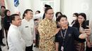 Gubernur DKI Jakarta Anies Baswedan (tengah) foto bersama Aparatur Sipil Negara (ASN) di Balai Kota DKI Jakarta, Jumat (14/10/2022). Di hari terakhir menjabat sebagai Gubernur DKI Jakarta, Anies Baswedan menyempatkan diri untuk menyapa ASN di Balai Kota. (Liputan6.com/Faizal Fanani)