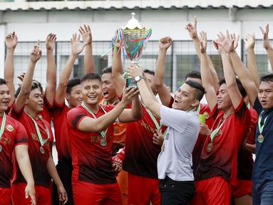 Bhara FC keluar sebagai juara turnamen Bola Sunday League. Mereka menjadi kampiun setelah mengalahkan Bina Karya FC dalam partai final yang berlangsung di Sabnani Park, Tangerang Selatan, Banten, Minggu (4/9/2022). (Bola.com/M Iqbal Ichsan)