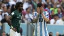 Agentina sebagai tim unggulan juara di Piala Dunia 2022 secara mengejutkan tumbang di tangan Arab Saudi pada matchday pertama Grup C, Selasa (22/11/2022). La Albiceleste kalah dengan skor 1-2. Messi dan kolega kesulitan menembus pertahanan solid yang diperagakan oleh skuad berjuluk The Falcons tersebut. (AP/Natacha Pisarenko)