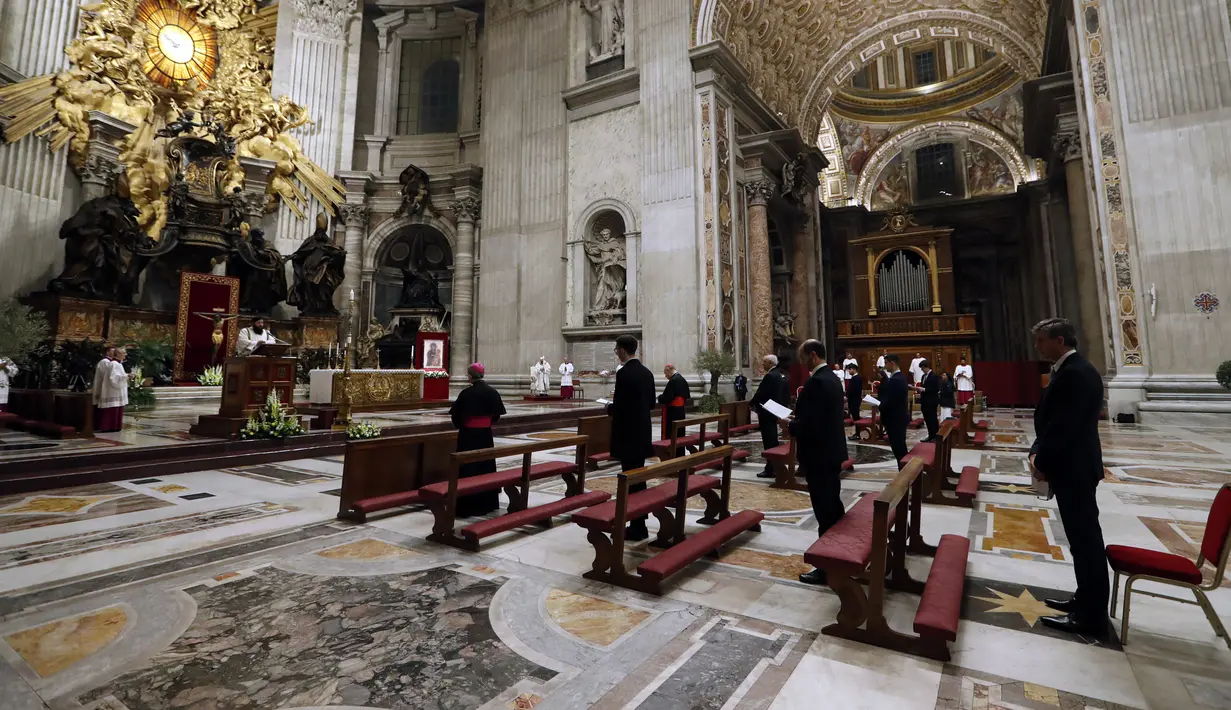 Suasana Misa Malam Paskah yang dipimpin Paus Fransiskus di Basilika Santo Petrus, Vatikan, Sabtu (11/4/2020). Biasanya, usai lilin Paskah dinyalakan, cahaya akan dinyalakan di tempat tersebut sebagai simbol kegembiraan. (Remo Casilli/Pool Photo via AP)