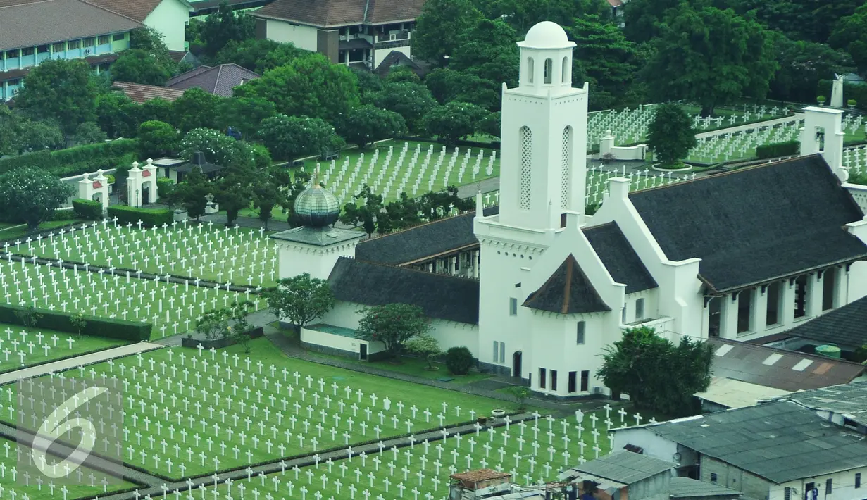 Suasana tempat pemakaman perwira militer Belanda di Ereveld Menteng Pulo, Jakarta Selatan, Jumat (29/4). Pemakaman tersebut merupakan salah satu dari dua ereveld yang berada di Jakarta. (Liputan6. com/Gempur M Surya)