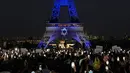<p>Warga menyaksikan Menara Eiffel yang diterangi dengan warna-warna Israel setelah demonstrasi untuk menunjukkan dukungan kepada Israel di Paris, Prancis, Senin (9/10/2023). Hal ini dilakukan dua hari setelah pejuang Hamas melancarkan serangan multifront yang belum pernah terjadi sebelumnya terhadap Israel yang menewaskan lebih dari 700 orang. (AP Photo/Michel Euler)</p>
