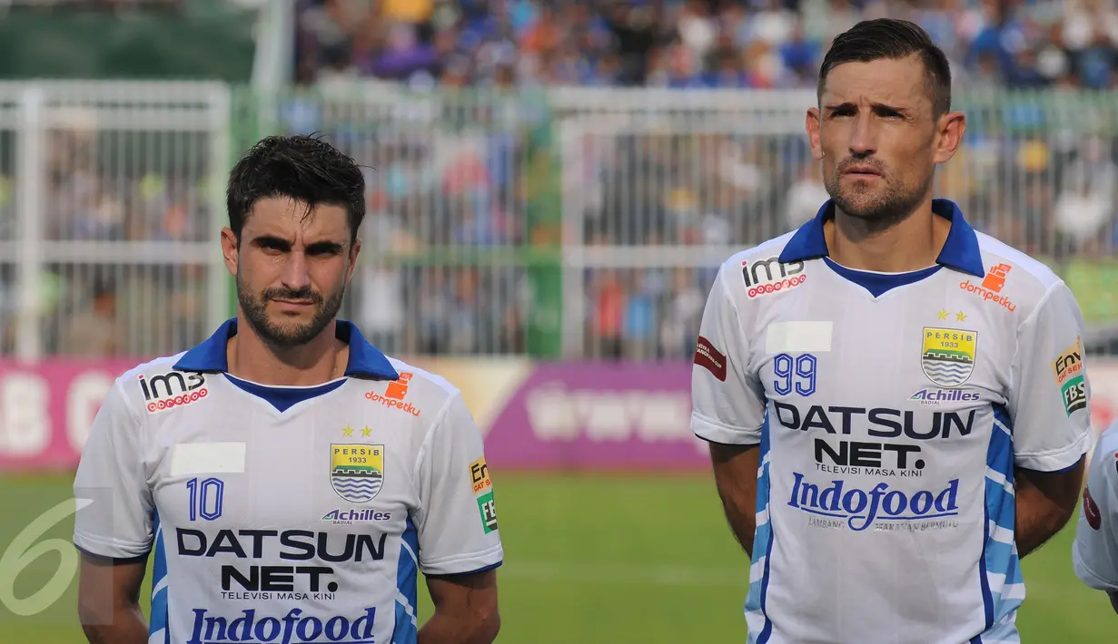 Gelandang Persib Bandung, Robertino Pugliara (kiri) berdiri bersama Juan Carlos Belencoso jelang laga melawan PSGC di Stadion Galuh Ciamis, Minggu (10/7/2016). Robertino bertekad mengantarkan Maung Bandung juara. (Liputan6.com/Helmi Fithriansyah)