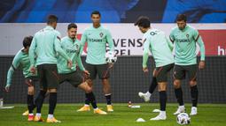 Pemain Portugal saat menjalani sesi latihan jelang berlaga di UEFA Nations League 2020 di Friends Arena, Swedia, Selasa (8/9/2020). Portugal akan berhadapan dengan Swedia. (AFP/Jonathan Nackstrand)